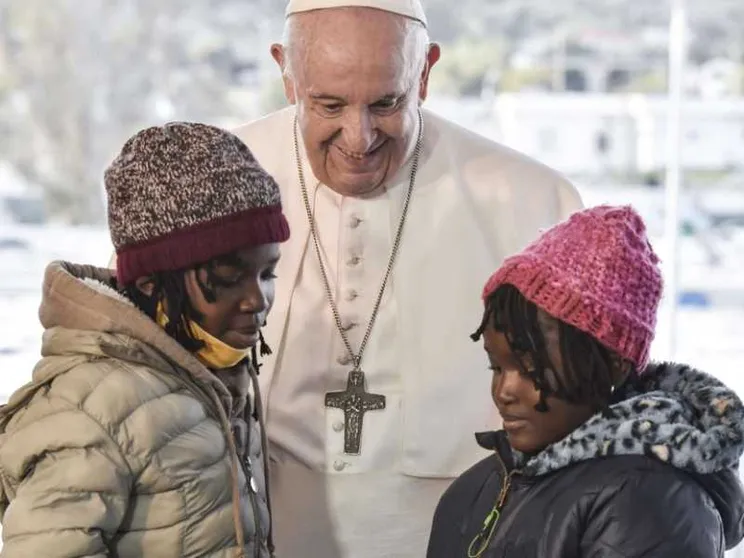 Papa Francesco tra i profughi di Lesbo: fermiamo questo naufragio di civiltà