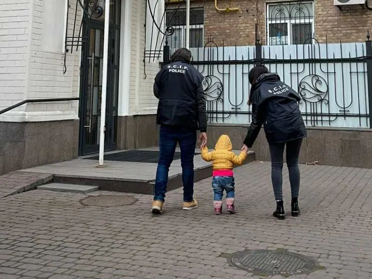 Bimba lasciata in Ucraina, la coppia committente la affida al Tribunale