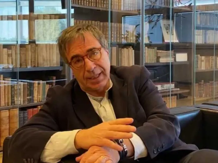 Ciccozzi: «Con Omicron c'è la prova. Il virus si adatta all'uomo»
