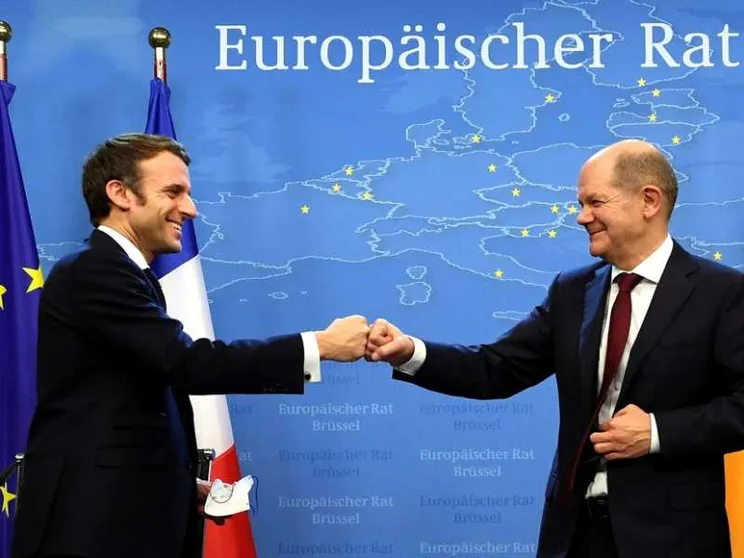 «No ai tamponi per chi viaggia in Ue», Macron e Scholz contro la linea Draghi