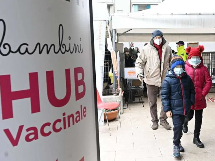 Le Regioni: «Quarantena ridotta per chi ha fatto tre dosi o si blocca il Paese»