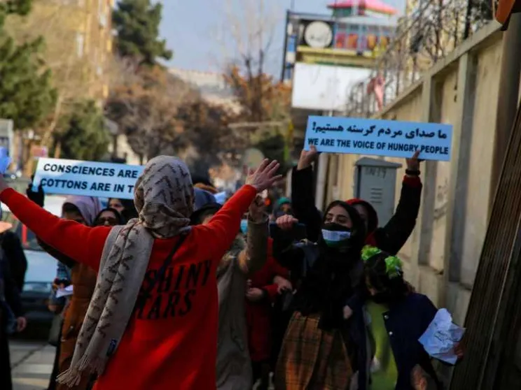 La protesta delle donne a Kabul: la polizia spara per disperderle
