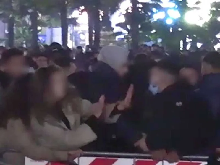 Sono cinque le ragazze molestate dal branco a Milano, indagini serrate