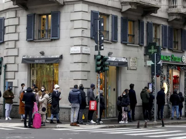 Tamponi tra regole e code, il sistema non ce la fa più a reggere la pressione
