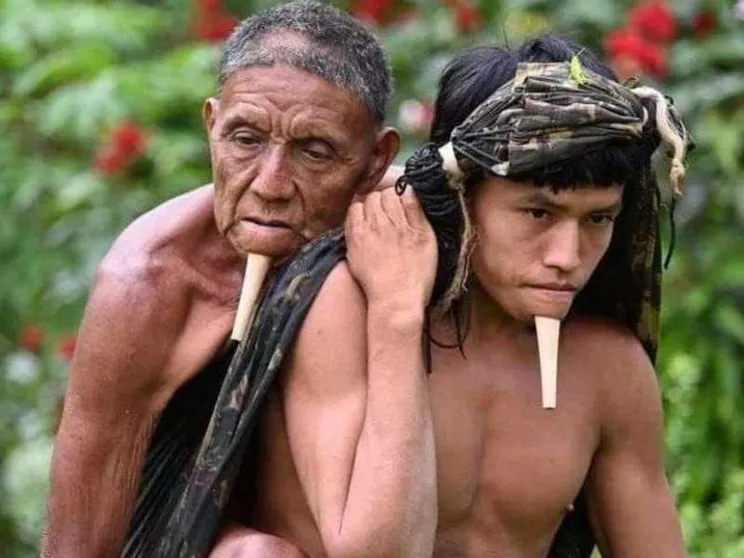 Il padre in spalla per 12 ore nella foresta amazzonica per farlo vaccinare