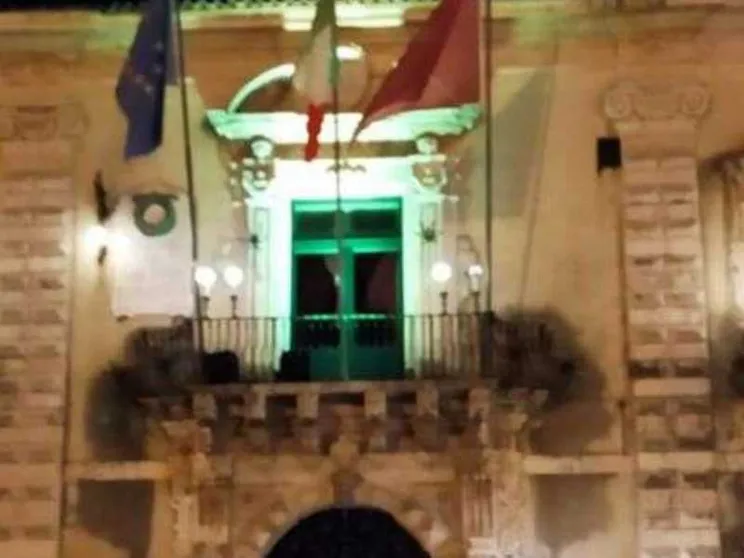 Lanterne verdi in solidarietà con i migranti, l'Italia accesa