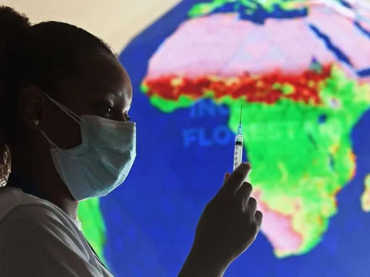 C'è un utile «doppio binario» per globalizzare le vaccinazioni