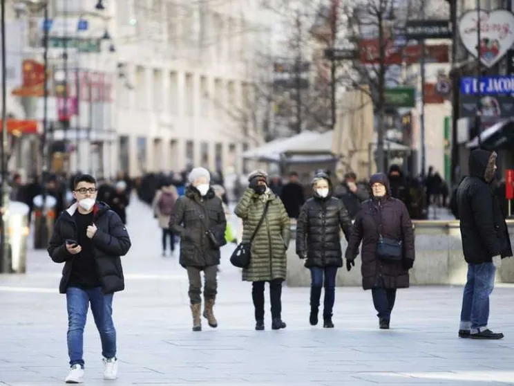 L'Austria decide l'obbligo vaccinale mentre l'Irlanda rimuove le restrizioni
