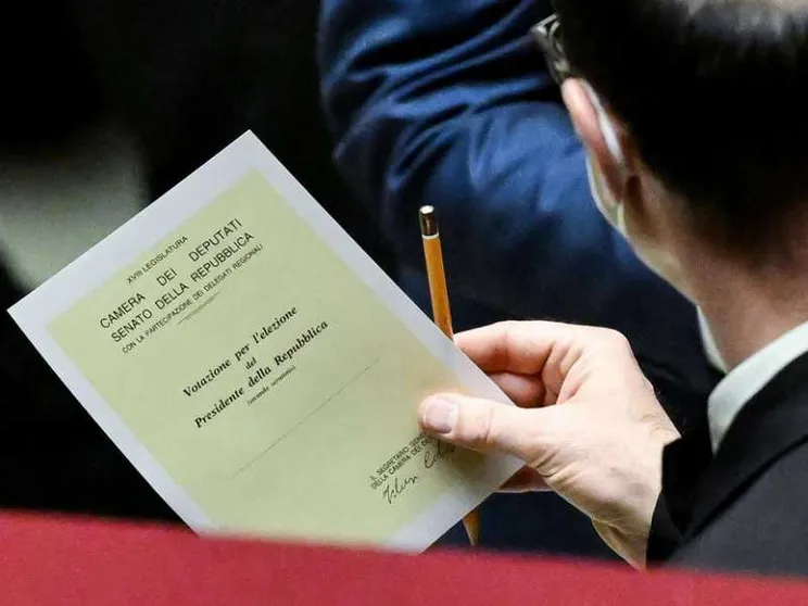 Nuova fumata nera, 39 voti per Mattarella. I 3 nomi del centrodestra