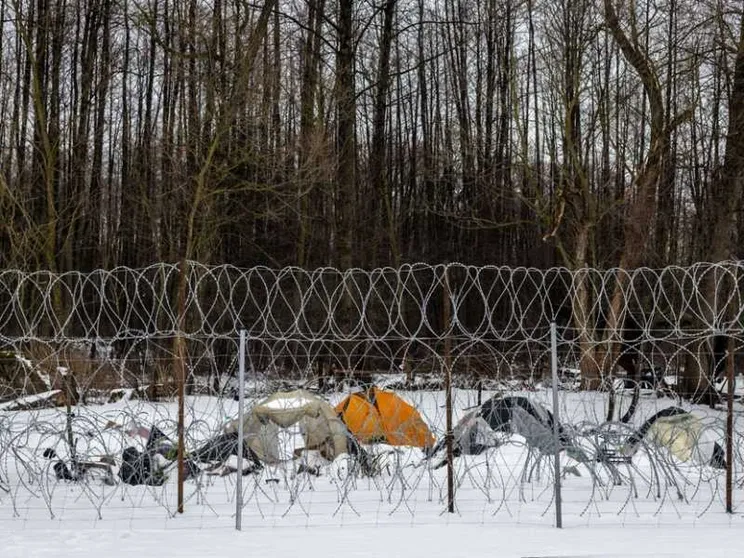 La Polonia avvia la costruzione del muro antiprofughi. L'opposizione: vergogna