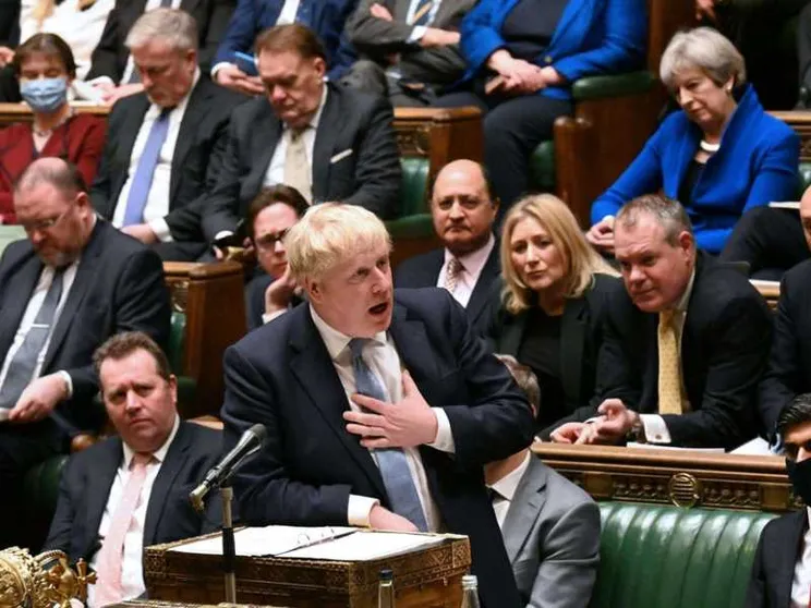Il dossier sul party gate travolge Johnson. Il premier si scusa, ma non molla
