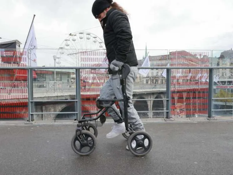Tre paralizzati tornano a camminare grazie all'impianto di un elettrodo