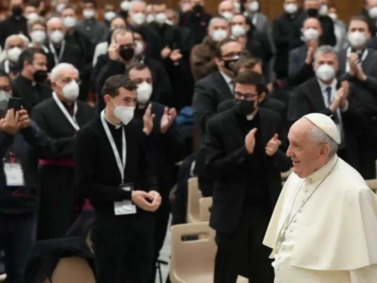 Il Papa: qualche sacerdote dev'essere evangelizzato. «E più preghiera»