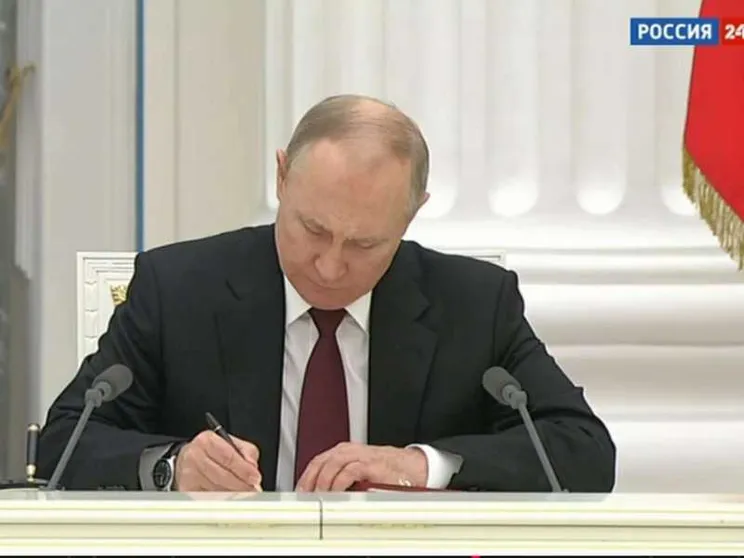 Putin riconosce il Donbass: «L'Ucraina è parte della storia russa»