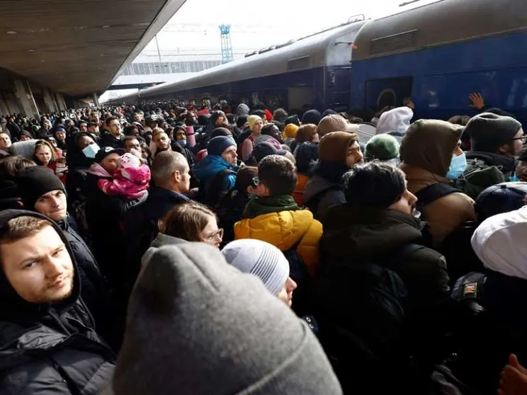Kiev, la città è deserta e i civili combattono dietro le barricate