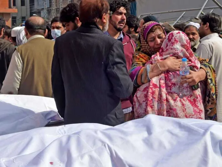 Bombe nella moschea di Peshawar in Pakistan, strage con decine di vittime