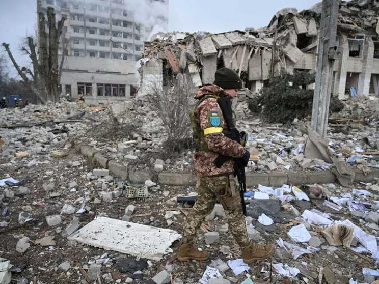 Riprendono i negoziati. Onu: «1,2 milioni di profughi». Ancora bombe su Kiev
