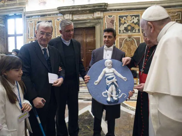 Il Papa: l'adozione è un piccolo seme del Regno di Dio