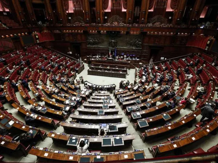 «Morte medicalmente assistita», sì della Camera tra dubbi crescenti