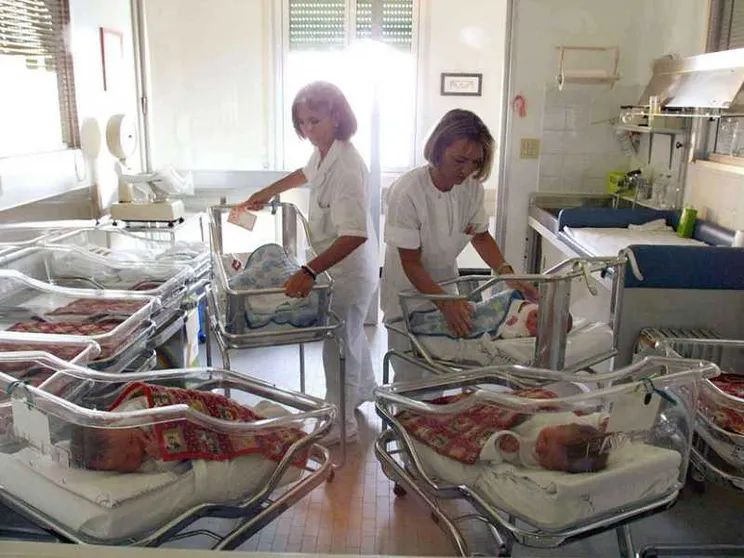 Popolazione giù, piccolo rimbalzo delle nascite a fine 2021