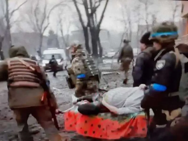 La giovane donna incinta salvata dal raid all'ospedale di Mariupol è morta