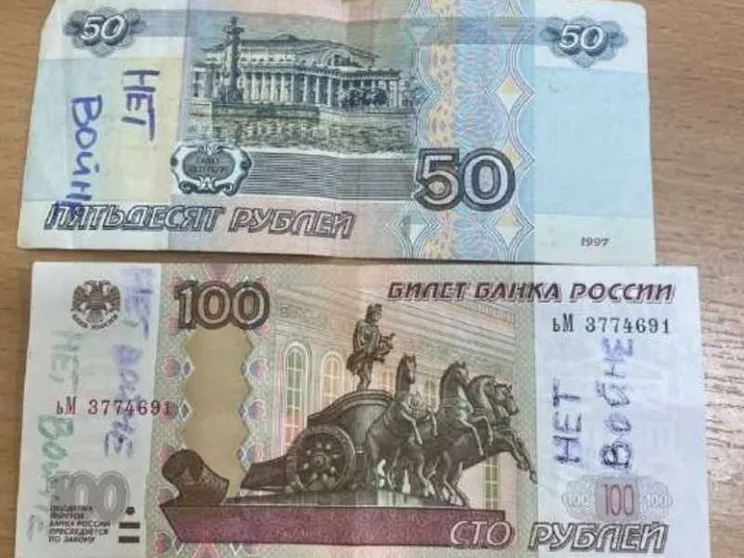 Sui rubli le scritte «No alla guerra»: come circola il dissenso in Russia