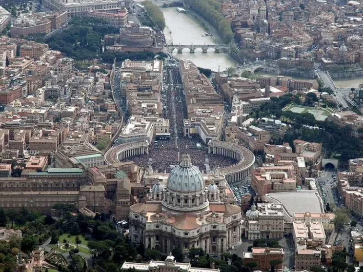 Incarichi anche a laici e laiche ai vertici della Curia Romana
