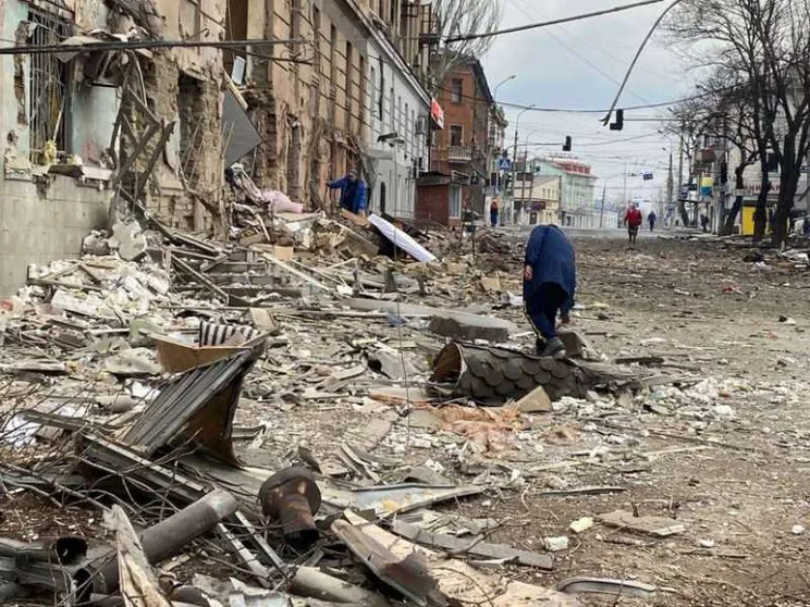 Corpi per le strade di Mariupol: «Non ci lasciano nemmeno seppellirli»