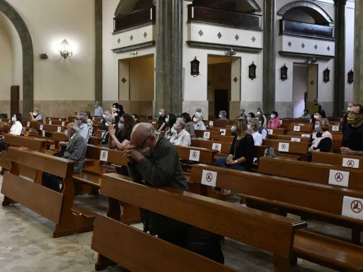 A Messa stop al distanziamento. Rimane l'obbligo mascherine
