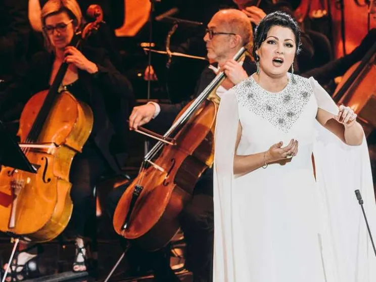 Il soprano Netrebko: «Condanno la guerra in Ucraina». Teatro russo la cancella