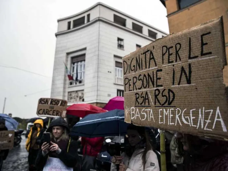 Le famiglie dei ricoverati nelle Rsa: col Covid strutture ridotte a carceri
