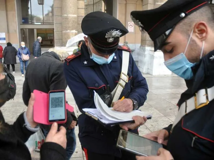 No-vax, ora arrivano le multe Le regole e il nodo dei ricorsi