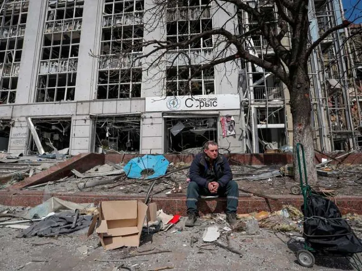Filorussi: preso il porto di Mariupol. Tank spara sul centro Caritas: 7 morti