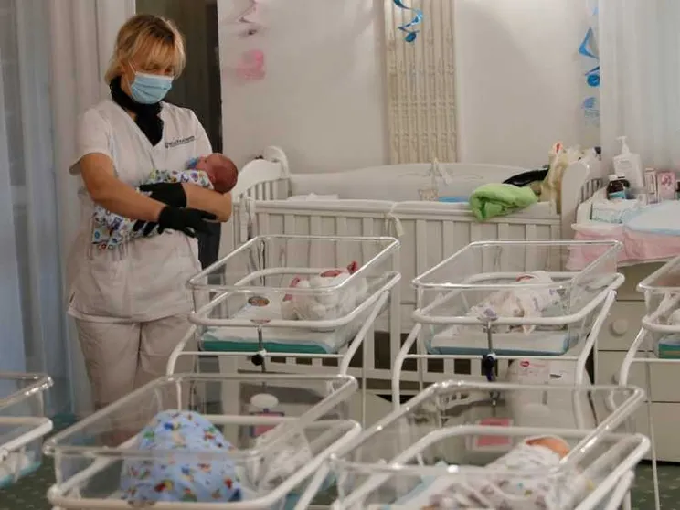«La maternità surrogata sia reato penale. Anche all’estero»