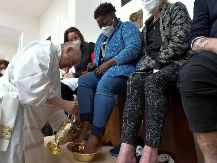 Il Papa lava i piedi a 12 detenuti: «Dio perdona tutto e sempre»