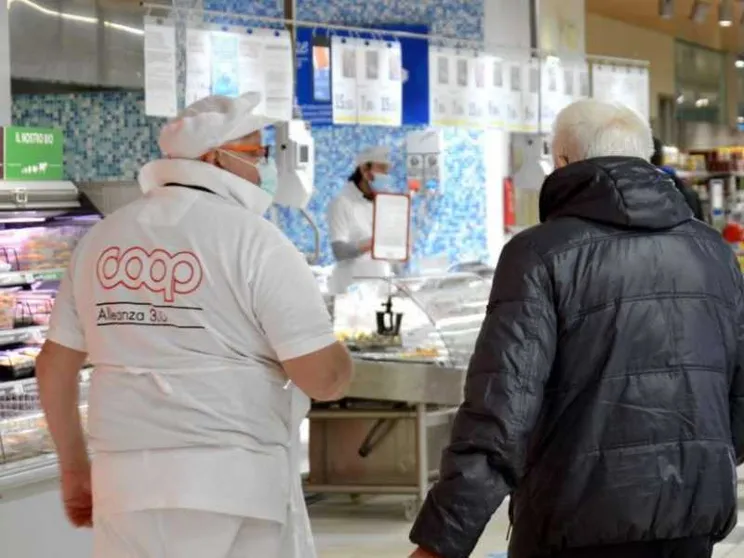 Anziani con demenza al supermercato senza paure