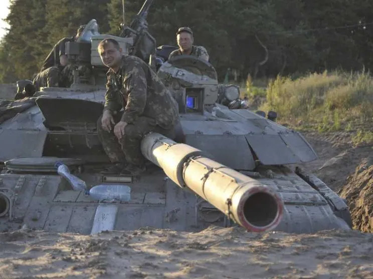 Sulle armi pesanti all'Ucraina, Scholz frena
