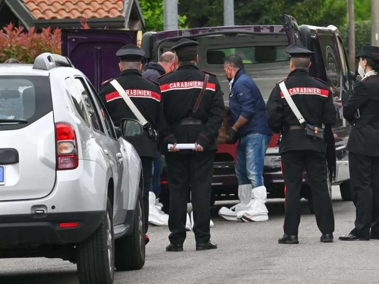 Uccide moglie e figlia sedicenne a martellate, grave l'altro figlio