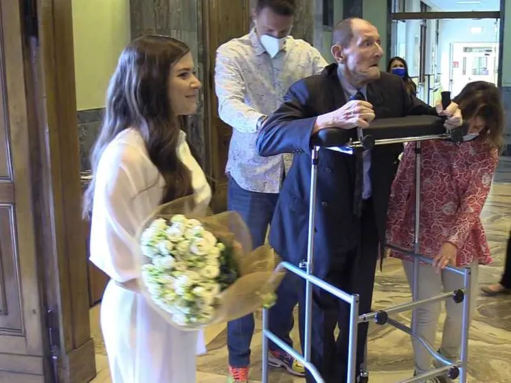 Papà con la Sla accompagna la figlia all'altare