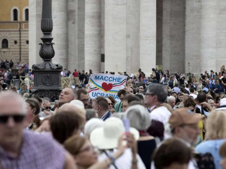 Il Papa: si preghi il Rosario per la pace e contro la pazzia della guerra