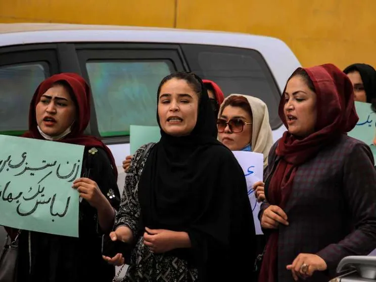 Donne protestano contro l'obbligo del burqa / Foto