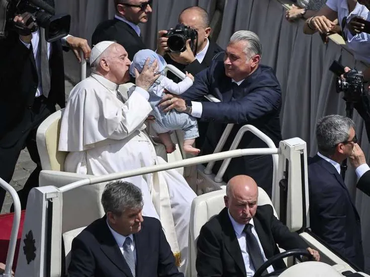 Francesco: I nuovi Santi ispirino vie di dialogo, nel mondo troppe guerre