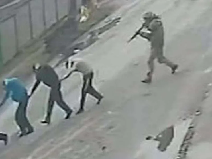 Esecuzioni di civili a Bucha: le prove nei video delle telecamere di sicurezza