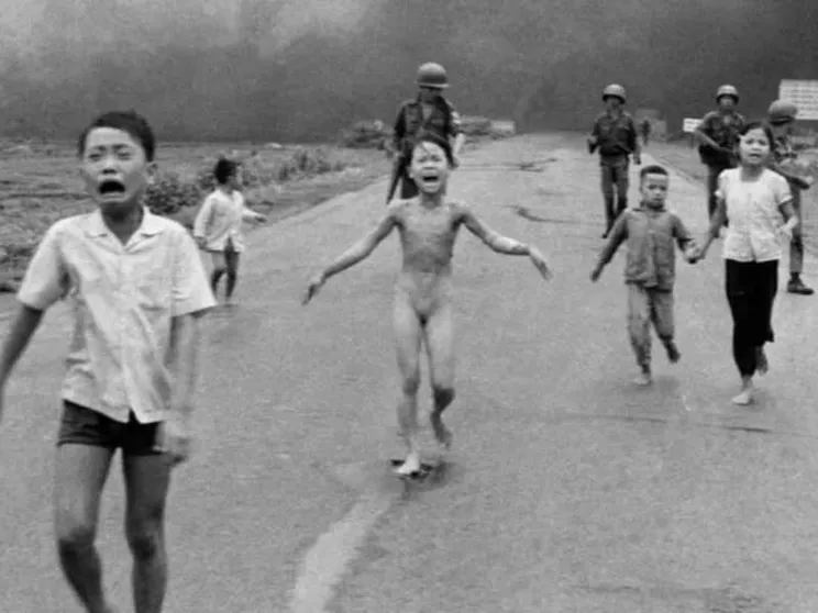 50 anni fa la foto della Napalm Girl: la fotografia tra realtà e memoria