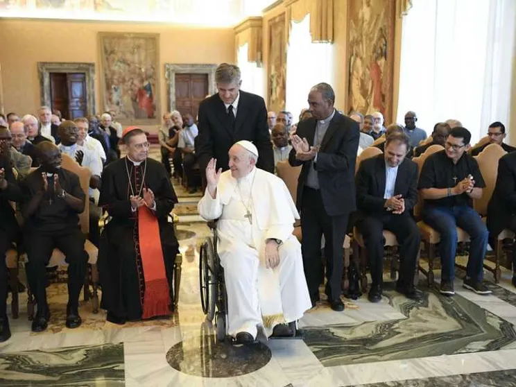 Il Papa: si evangelizza con lo stile di Dio che è gioia e misericordia