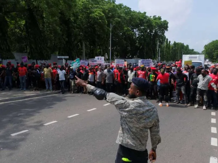 Prezzi del cibo alle stelle, esplode la protesta