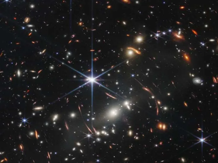 Ecco la prima foto del telescopio Webb. Ci porta a 13 miliardi di anni fa