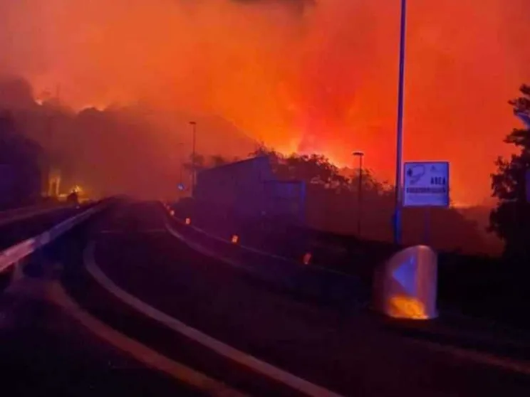 Dalla Versilia a Trieste, l'Italia continua a bruciare
