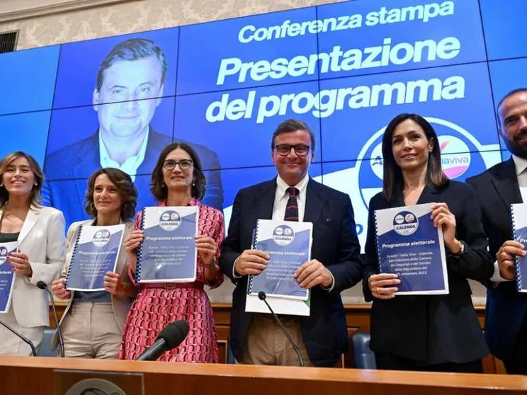 Calenda punta tutto sul bis di Draghi e scommette: «Il Pd? Tornerà coi 5s»