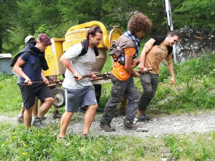 L'altra estate dei giovani che costruiscono un rifugio